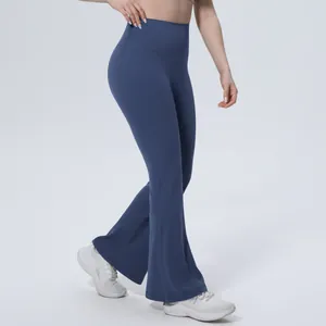 Vue latérale d'un pantalon de yoga évasé bleu respirant à taille haute en détail.