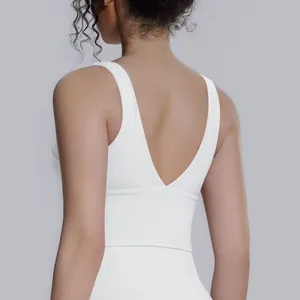 Dettaglio vista posteriore di un reggiseno sportivo bianco ad alto impatto con scollo a V