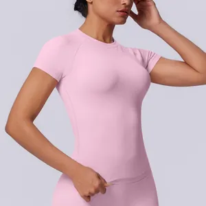 Vista dettagliata del top da yoga rosa senza cuciture che mostra la trama del tessuto e il fit