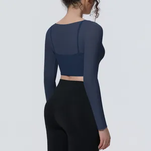 Vista posteriore della maglia da yoga a maniche lunghe in rete blu navy con design a strati