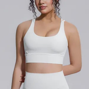 Dettaglio di un reggiseno sportivo bianco antiurto per fitness e yoga, effetto pelle