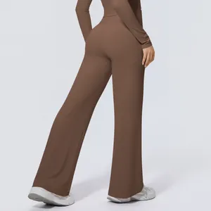 Rückansicht der braunen Yoga-Hose mit hoher Taille und weitem Bein aus weichem Nylon-Gewebe