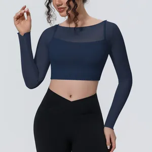 Dettaglio delle maniche in rete e del design a strati del top da yoga blu scuro