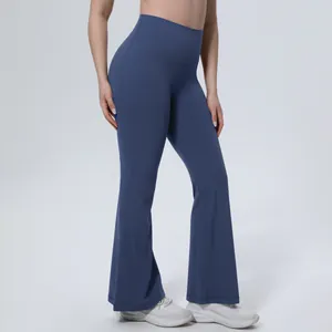 Gros plan détaillé du pantalon de yoga évasé à taille haute montrant la coupe