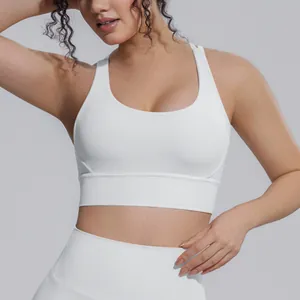Dettaglio di un reggiseno sportivo bianco che mostra la consistenza del tessuto