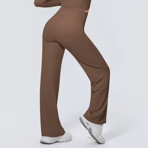 Rückansicht einer braunen, hoch taillierten Yoga-Hose mit weitem Bein und schlanker Passform