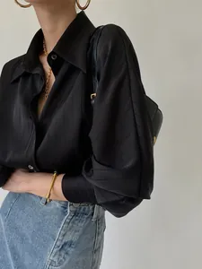 Chemisier chic en satin noir à rayures pour femmes, design boutonné à manches longues