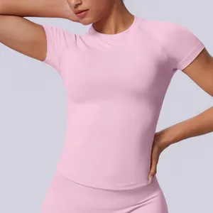 Dettaglio del top sportivo da yoga rosa senza cuciture aderente e traspirante per donna
