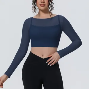 Vista dettagliata del crop top da yoga blu scuro con pannelli in rete sulle maniche