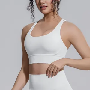 Dettaglio ravvicinato di un reggiseno sportivo bianco e leggings yoga a vita alta coordinati
