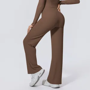 Rückansicht einer braunen, hoch taillierten Yoga-Hose mit weitem Bein und passendem Oberteil.