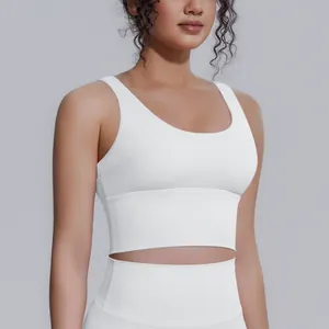 Dettaglio di un reggiseno sportivo bianco ad alto sostegno con vestibilità senza cuciture