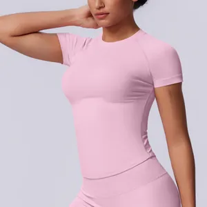 Dettaglio top yoga rosa senza cuciture in tessuto elasticizzato e vestibilità slim
