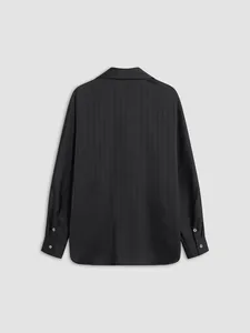 Vue arrière d'une élégante chemise noire rayée en satin pour femmes à manches longues