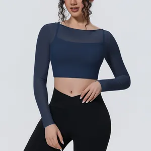 Dettaglio del top da yoga blu navy a doppio strato in mesh con maniche lunghe.