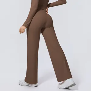 Detaillierte Rückansicht einer braunen Yoga-Hose mit hoher Taille und weitem Bein