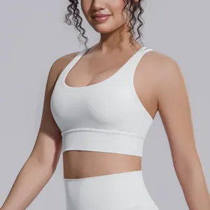 Primo piano del reggiseno sportivo da yoga bianco antiurto con ampia fascia elastica