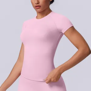 Dettaglio del top da yoga rosa senza cuciture a maniche corte in tessuto elastico traspirante.