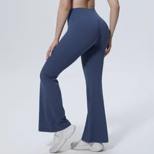 Vue détaillée du pantalon de yoga évasé à taille haute soulignant la silhouette