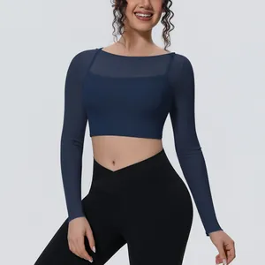 Dettaglio maglia yoga blu navy a maniche lunghe con inserti in rete traspirante.