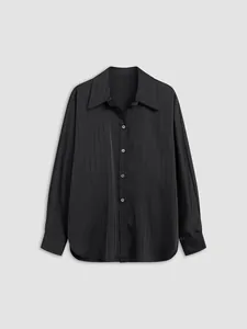 Chemise rayée en satin noir élégante avec manches longues et boutons classiques