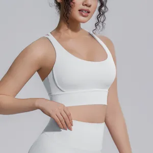 Vista macro dettagliata del reggiseno sportivo bianco e dei leggings da yoga a vita alta