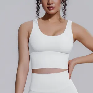 Vista dettagliata di alta qualità di un reggiseno sportivo bianco ad alto impatto