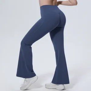 Vue latérale du pantalon de yoga évasé bleu à taille haute avec effet sculptant.