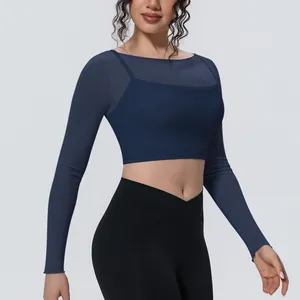 Dettaglio del top da yoga in mesh blu scuro con maniche lunghe traspiranti e fresche