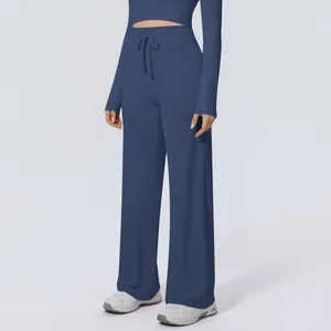 Detailansicht der dunkelblauen Yogahose mit hoher Taille und weitem Bein sowie Kordelzug