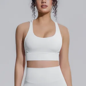 Vista frontale di reggiseno sportivo e leggings bianchi per il yoga e fitness