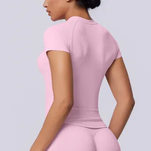 Vista posteriore di una t-shirt sportiva rosa senza cuciture con vestibilità aderente e traspirante
