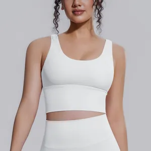 Dettaglio di un reggiseno sportivo bianco ad alto impatto con spalline larghe di supporto