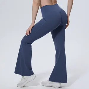 Détail de la vue arrière d'un pantalon de yoga évasé à taille haute en bleu poudré