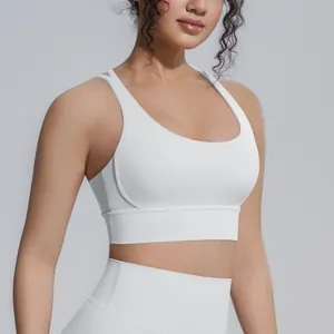 Primo piano di un reggiseno sportivo bianco di alta qualità con incrocio sulla schiena per yoga.