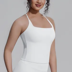 Detailansicht eines weißen Yoga-Tops aus doppelseitigem Nylon mit Karree-Ausschnitt
