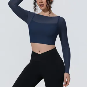 Dettaglio del top da yoga blu navy a maniche lunghe con design a doppio strato in mesh.