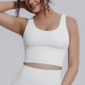 Primo piano di un reggiseno sportivo bianco ad alto impatto per lo yoga e il fitness