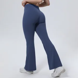 Pantalon de yoga évasé bleu marine à taille haute avec effet push-up, vue arrière.