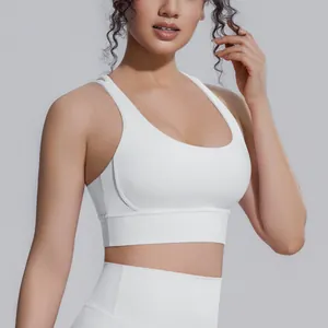 Dettaglio del reggiseno sportivo bianco ad alto sostegno con ampia fascia elastica