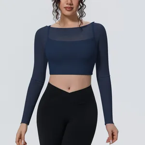 Dettaglio ravvicinato di un crop top da yoga blu scuro a maniche lunghe con rete traspirante