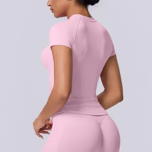 Vista dettagliata della vestibilità senza cuciture della maglietta da yoga rosa elastica