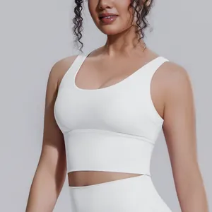 Primo piano di un reggiseno sportivo bianco ad alto impatto con tessuto traspirante.