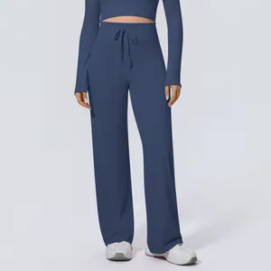 Detailansicht der blauen Yoga-Hose mit hoher Taille, weitem Bein und Kordelzug.