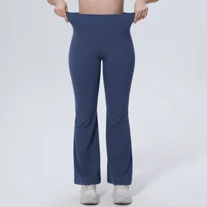 Vue détaillée montrant la haute élasticité et la taille du pantalon de yoga évasé bleu.