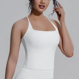 Detailansicht des weißen Yoga-Tanktops mit quadratischem Ausschnitt und zarten Trägern