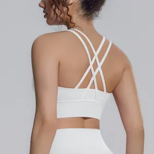 Vista posteriore dettagliata del reggiseno sportivo incrociato bianco e dei leggings.