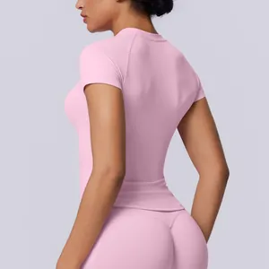 Vista posteriore di una t-shirt da yoga rosa chiaro senza cuciture, molto elastica e aderente