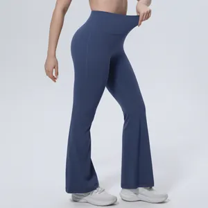 Détail d'un pantalon de yoga évasé à taille haute montrant l'élasticité de la taille