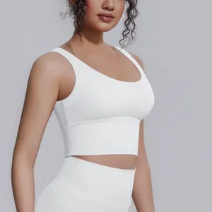 Primo piano del reggiseno sportivo bianco ad alto impatto con trama del tessuto.